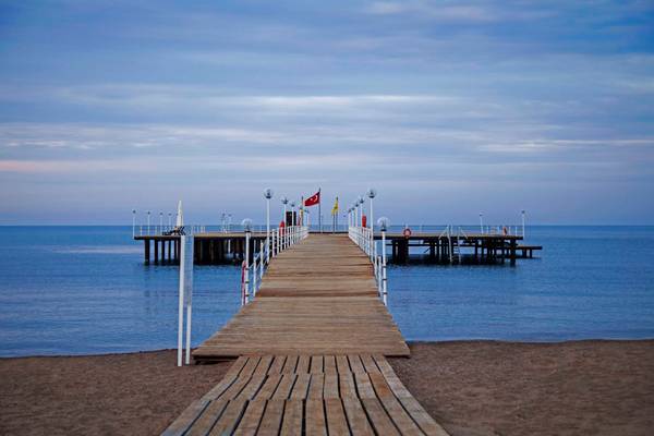 Holzpier am Meer vor dem Arcanus Side Resort Hotel