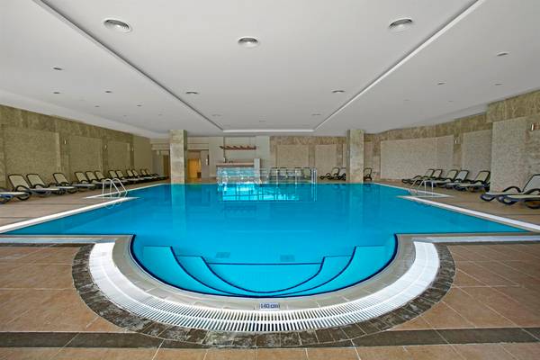 Innenpool des Arcanus Side Resort Hotels mit Lounge-Liegestühlen und einer Wassertiefe von 140 cm.