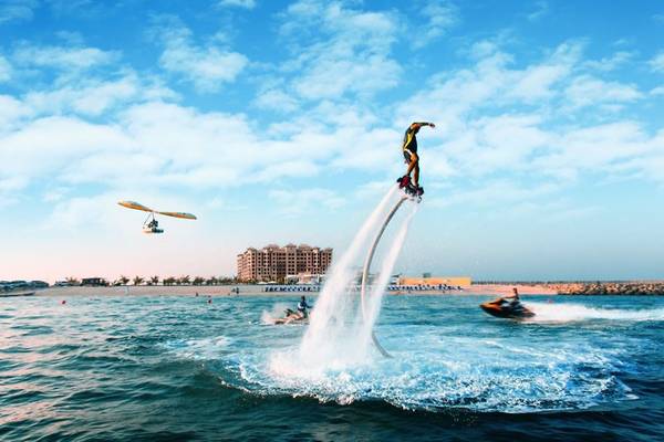 Wassersportaktivitäten am Marjan Island Resort & Spa mit Jetski und Parasailing