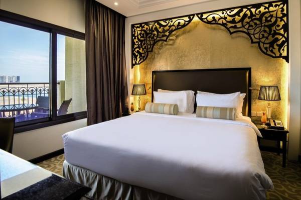 Marjan Island Resort & Spa Hotel Schlafzimmer mit großem Bett und Meerblick