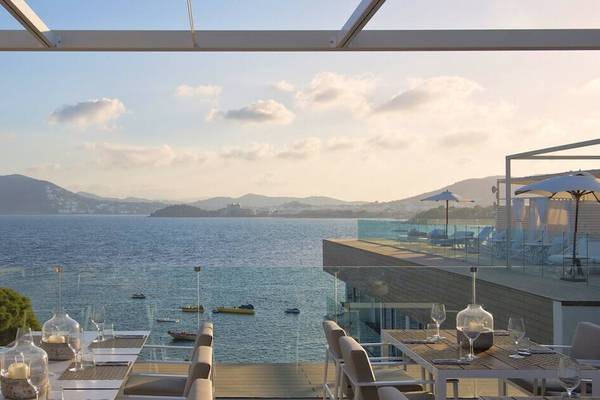 Ausblick von der Terrasse des ME Ibiza Hotels mit Blick auf das Meer und die Berge.