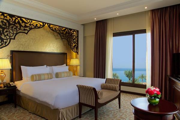Suite-Zimmer im Marjan Island Resort & Spa mit Blick auf das Meer.