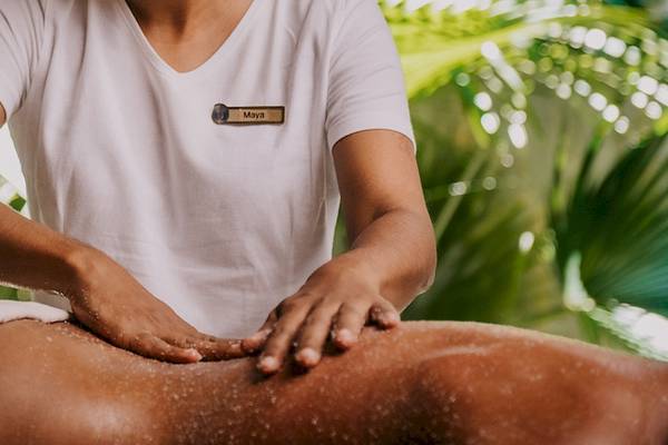 Massage im Hotel Dinarobin Beachcomber Golf Resort & Spa, Mitarbeiterin Maya