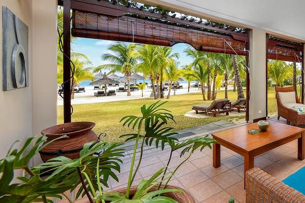 Hotelzimmer mit Terrasse, Blick auf Strand und Meer im Dinarobin Beachcomber Golf Resort & Spa