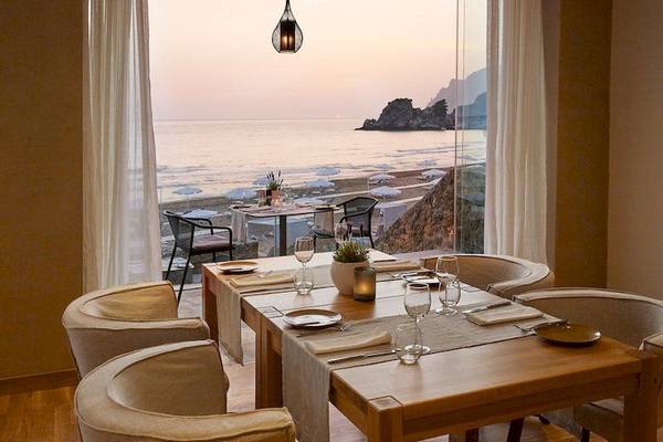 Innenansicht des Restaurants im Pelekas Kloster mit Blick auf das Meer und den Strand.