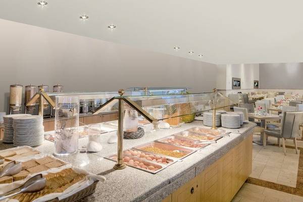 Frühstücksbuffet im Pelekas Monastery Hotel mit vielen Speisen und Geschirr.