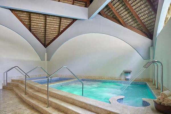 Poolbereich des Impressive Premium Hotels mit zwei Becken und Wasserfällen.