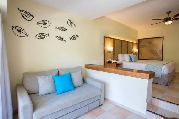 Suite des Impressive Premium Hotels mit einem Schlafzimmer und einem Schlafsofa.