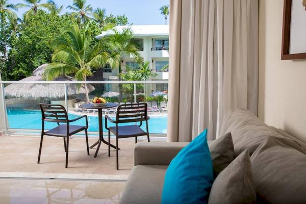 Blick von Balkon auf Pool und Hotel Impressive Premium Punta Cana