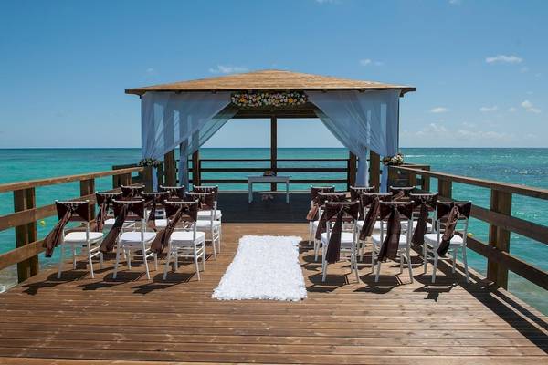 Hochzeitszeremonie am Strand im Impressive Premium Punta Cana Hotel.