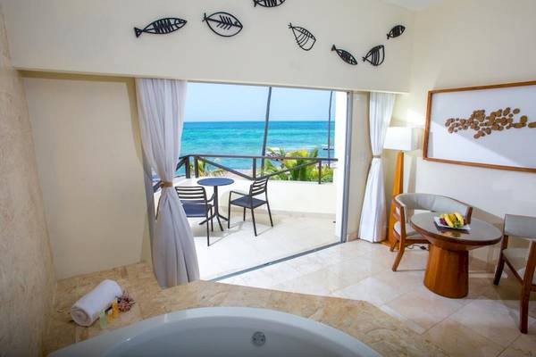 Suite mit Balkon und Meerblick im Impressive Premium Punta Cana Hotel.