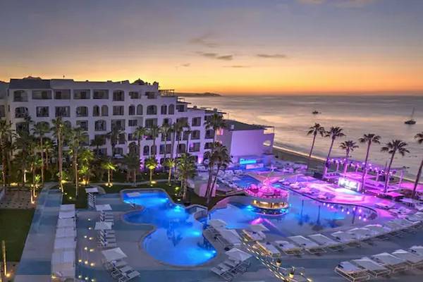 Luftaufnahme des ME Ibiza Hotels mit Pool und Strand am Abend