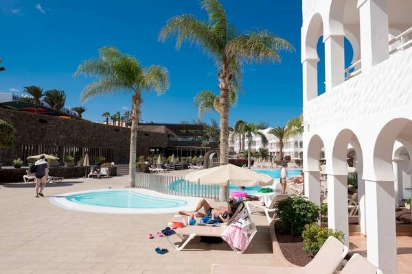 Poolbereich des Sotavento Beach Club Hotels mit Liegen und Sonnenschirmen