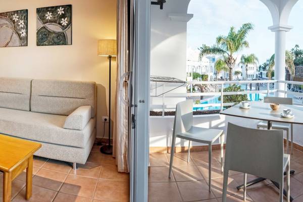 Balkon mit Sitzbereich im Sotavento Beach Club mit Blick auf den Pool.