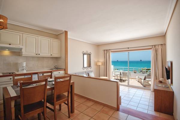Innenansicht des Sotavento Beach Club mit Wohn- und Essbereich, Balkon mit Meerblick