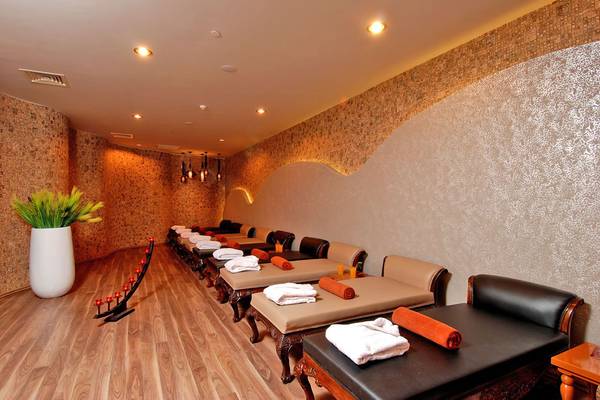 Massageraum im Botanik Platinum Hotel mit mehreren Sesseln und braunen Kissen