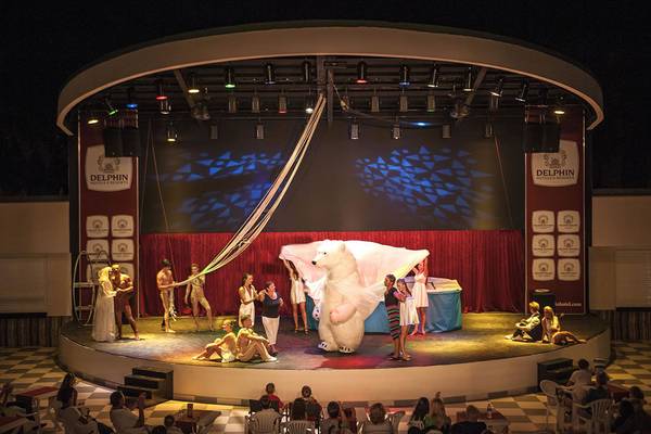 Abendshow im Botanik Platinum Hotel mit Darstellern und einem weißen Polarbären.