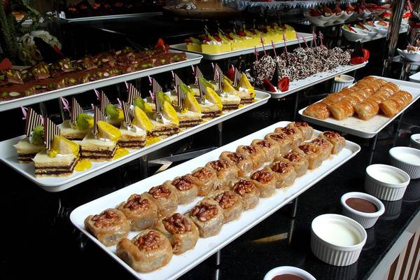Ein Buffet mit verschiedenen Süßigkeiten im Botanik Platinum Hotel.