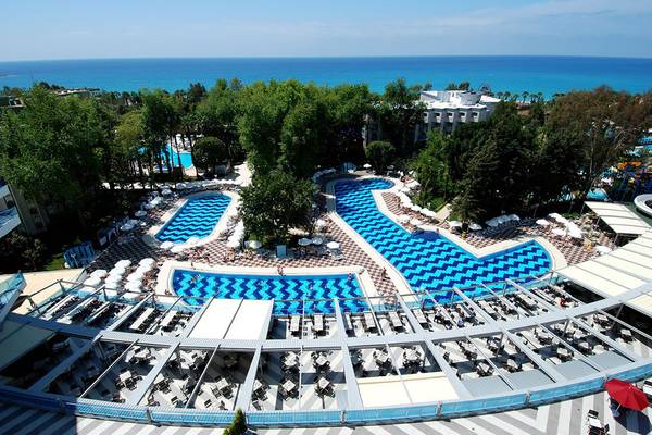 Luftaufnahme des Botanik Platinum Hotels mit zwei Schwimmbecken und Blick auf das Meer