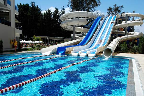 Wasserrutschen im Botanik Platinum Hotel, ein blauer und weißer Wasserrutschen-Spaß.