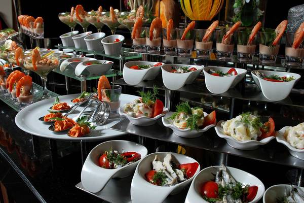 Buffet mit Meeresfrüchten im Botanik Platinum Hotel, präsentiert auf mehreren Etagen.