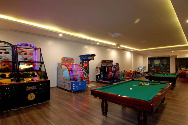 Spielzimmer mit Pooltischen und verschiedenen Spielarcade-Automaten.