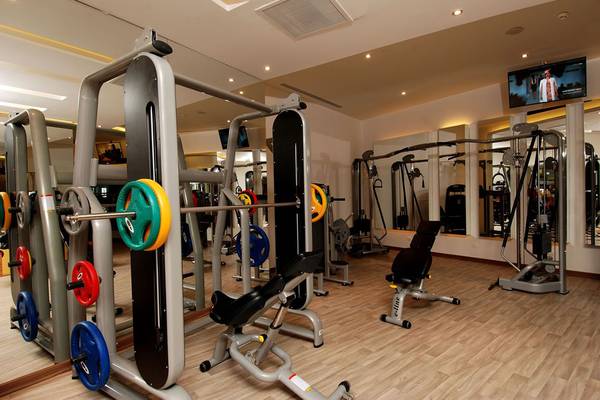 Fitnessstudio mit diversen Trainingsgeräten und Spiegeln im Botanik Platinum Hotel.