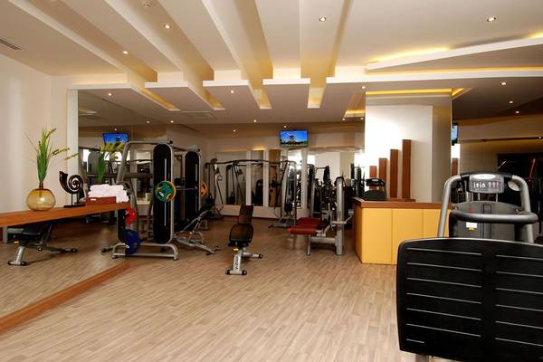 Fitnessstudio im Botanik Platinum Hotel mit modernen Geräten und Holzboden