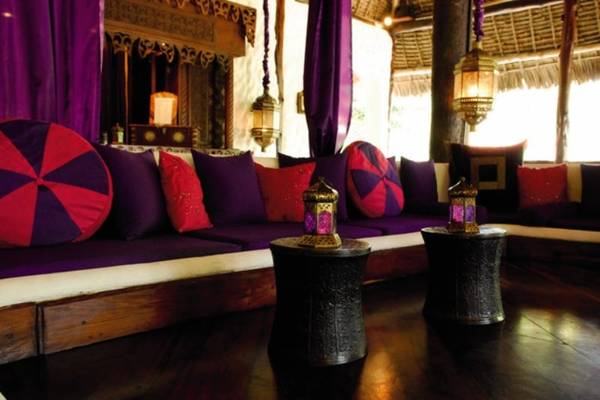 Loungebereich des Breezes Beach Club & Spa Zanzibar mit bunten Kissen und Lampen
