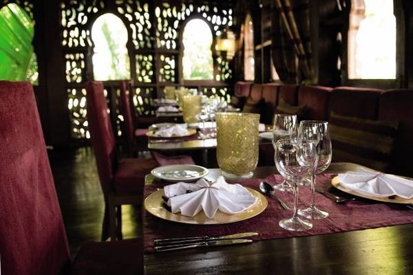 Ein elegant eingerichtetes Restaurant von Breezes Beach Club & Spa Zanzibar mit gedeckten Tischen und Stühlen.