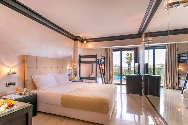Doppelzimmer im Mitsis Faliraki Beach Hotel & Spa mit zwei Einzelbetten, Frühstücksplatte und Aussicht.