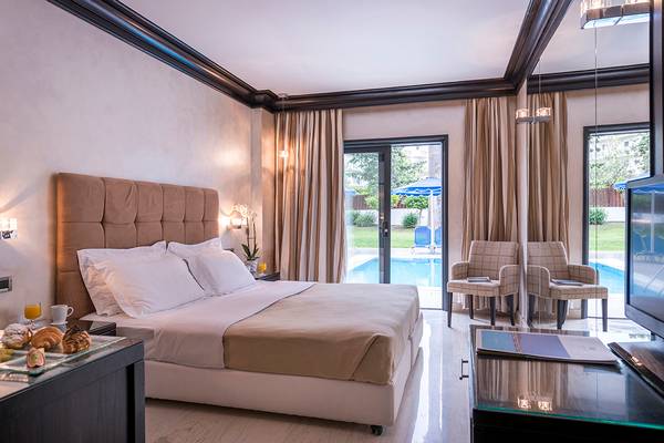 Schlafzimmer im Mitsis Faliraki Beach Hotel & Spa mit Blick auf den Pool.
