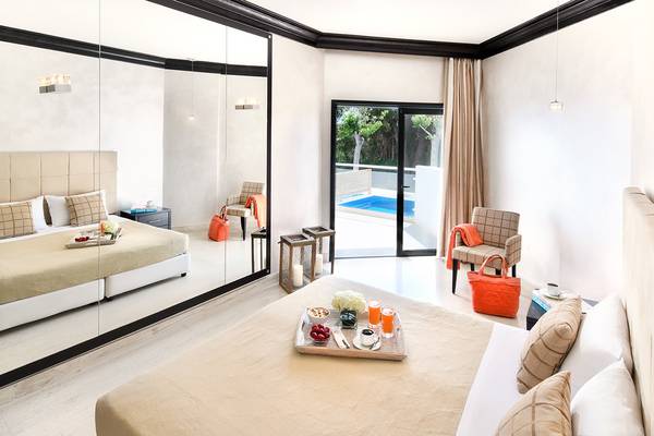 Zimmer im Mitsis Faliraki Beach Hotel & Spa mit Frühstücksbuffet auf dem Bett.