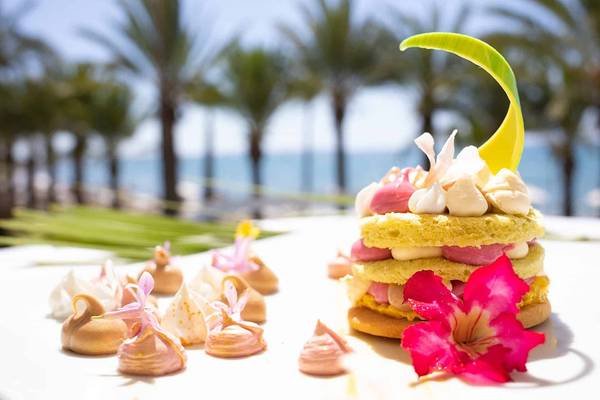 Ein schickes Dessert im Golden Bay Beach Hotel, präsentiert am Strand.