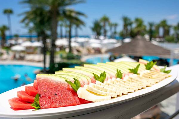 Eine Platte mit geschnittener Wassermelone und Ziegenkäse im Golden Bay Beach Hotel.