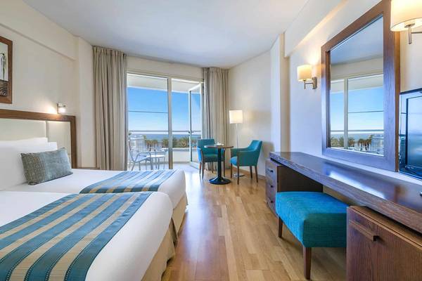 Doppelzimmer im Golden Bay Beach Hotel mit Meerblick und modernem Interieur