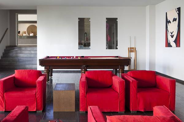 Minos Palace Hotel & Suites Lobby mit Pooltisch und roten Stühlen