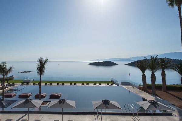 Minos Palace Hotel & Suites mit großem Pool und Meerblick