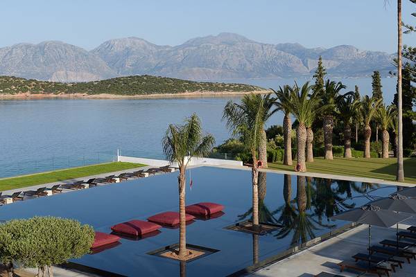 Minos Palace Hotel & Suites Außenbereich mit Pool und Blick aufs Meer