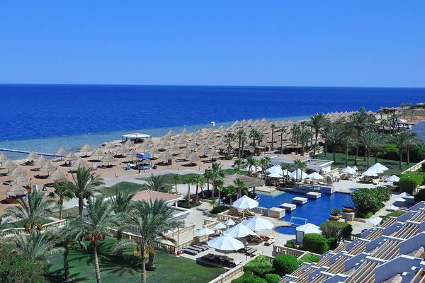 Luftaufnahme des Sheraton Sharm Hotel, Resort, Villas & Spa am Strand von Sharm el-Sheikh.
