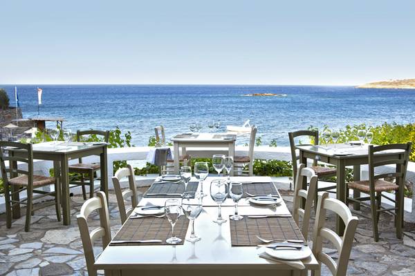 Terrassentisch im Freien mit Blick auf das Meer im Minos Palace Hotel & Suites.