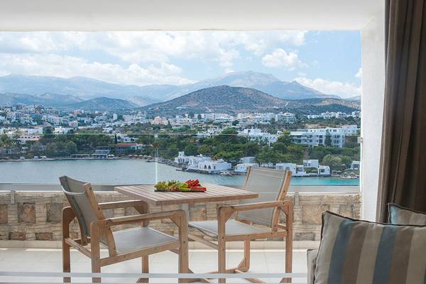 Terrasse mit Blick auf das Minos Palace Hotel & Suites, das Meer und die Berge.