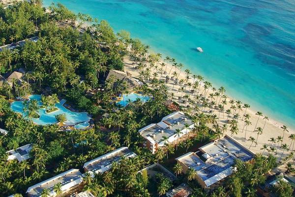 Imposantes Premium Punta Cana Hotel von oben mit Pools, Strand und Meer.