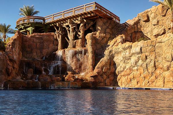 Außenpool und Wasserfall des Sheraton Sharm Hotel, Resort, Villas & Spa.