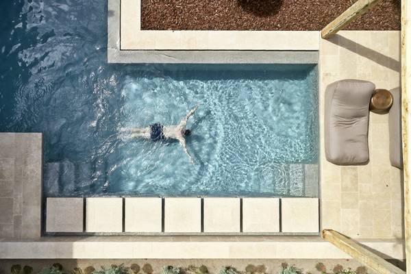 Ein Schwimmer im  Infinity-Pool des Minos Palace Hotel & Suites.