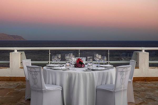 Tisch auf der Terrasse des Sheraton Sharm Hotel mit Blick auf das Meer und die Insel