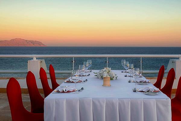 Außentisch auf der Terrasse des Sheraton Sharm Hotel mit Blick auf das Meer.