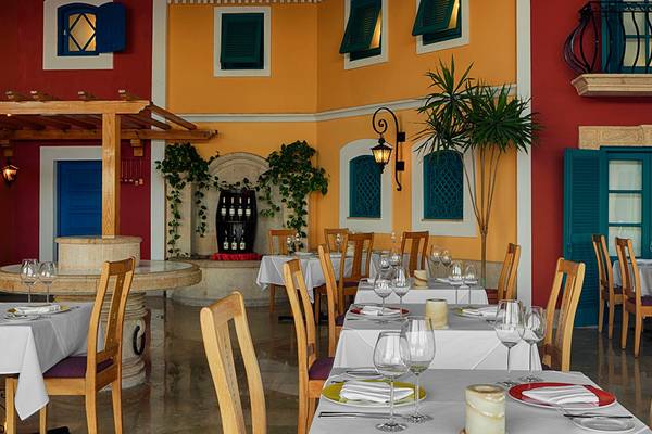Innenbereich des Sheraton Sharm Hotel Restaurants mit farbenfrohen Wänden und eingerichteten Tischen.