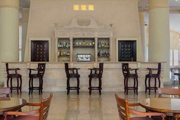 Innenansicht der Bar im Sheraton Sharm Hotel mit Barhockern und einer Theke voller Getränke.