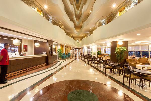 Lobby des Side Sun Hotels mit Rezeption und Sitzbereichen.